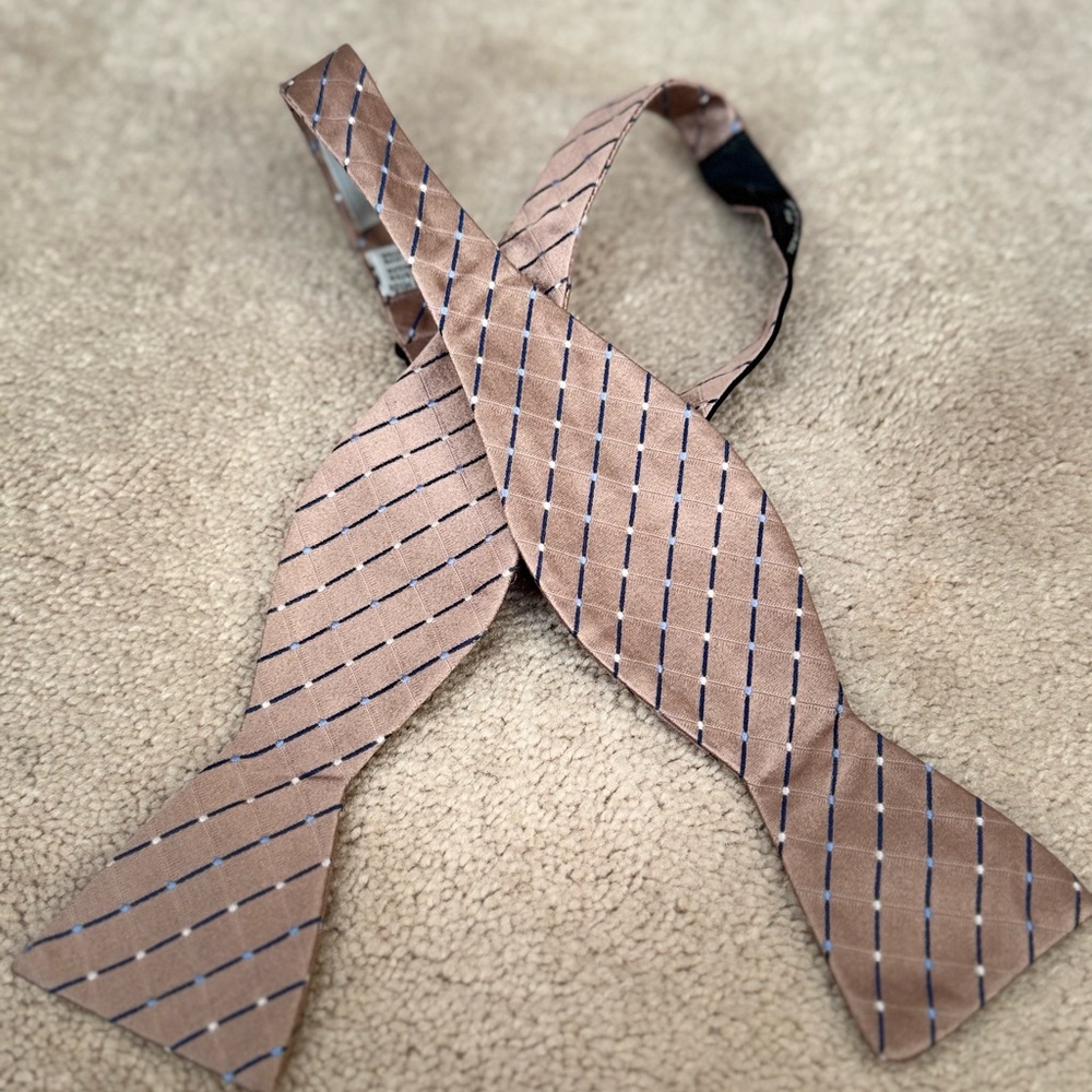 Geoffrey Beene men’s bowtie. Neck size 14-20